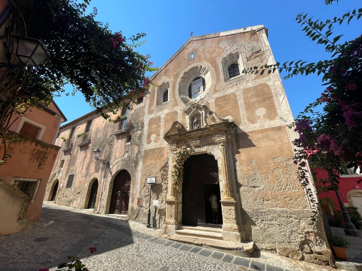 Un giro nel centro storico: tra i vicoli e la piazza Santa Chiara - 