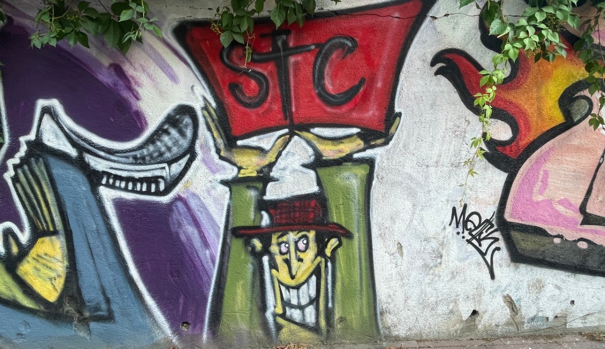 Tra i murales di Crotone: viaggio tra i colori nascosti di via Giovanni Paolo II - 