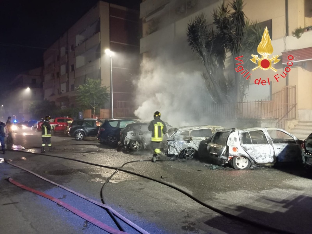 Fiamme nella notte, bruciano auto e moto - 