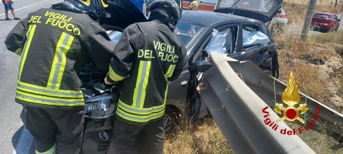 Donna incastrata tra le lamiere sulla SS 106: grave incidente sulla Sovereto - 