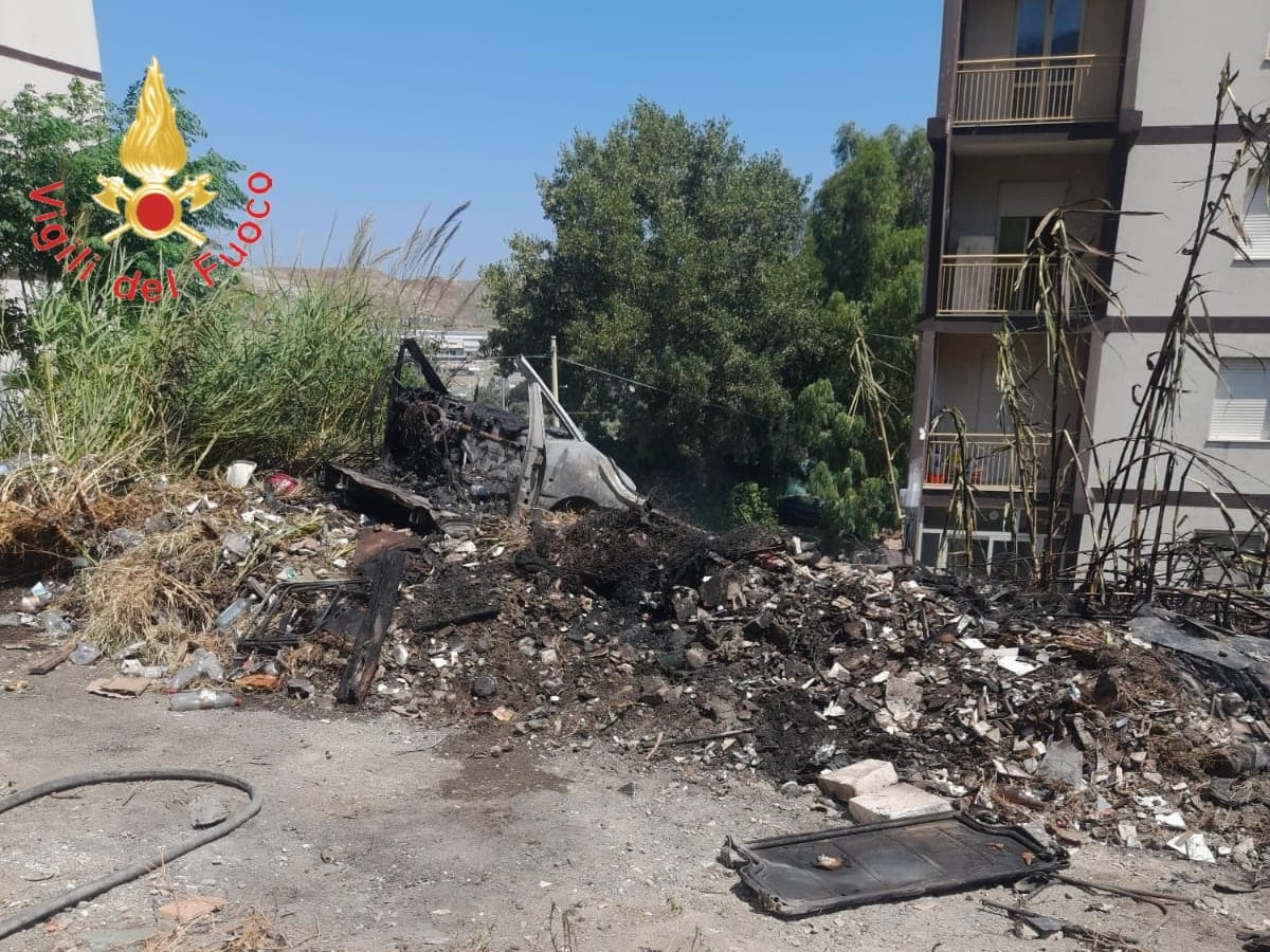 Discarica abusiva in fiamme a Catanzaro: paura a Viale Isonzo, salvate le palazzine vicine - 