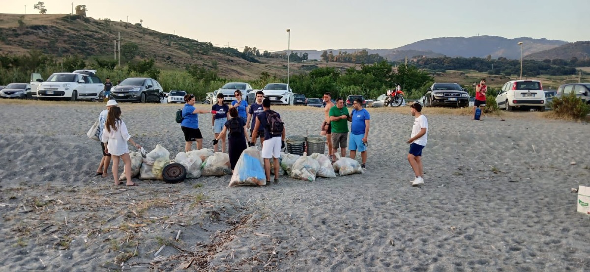 Gizzeria in Azione per un litorale pù pulito: Iniziativa di Pulizia a Capo Suvero - 