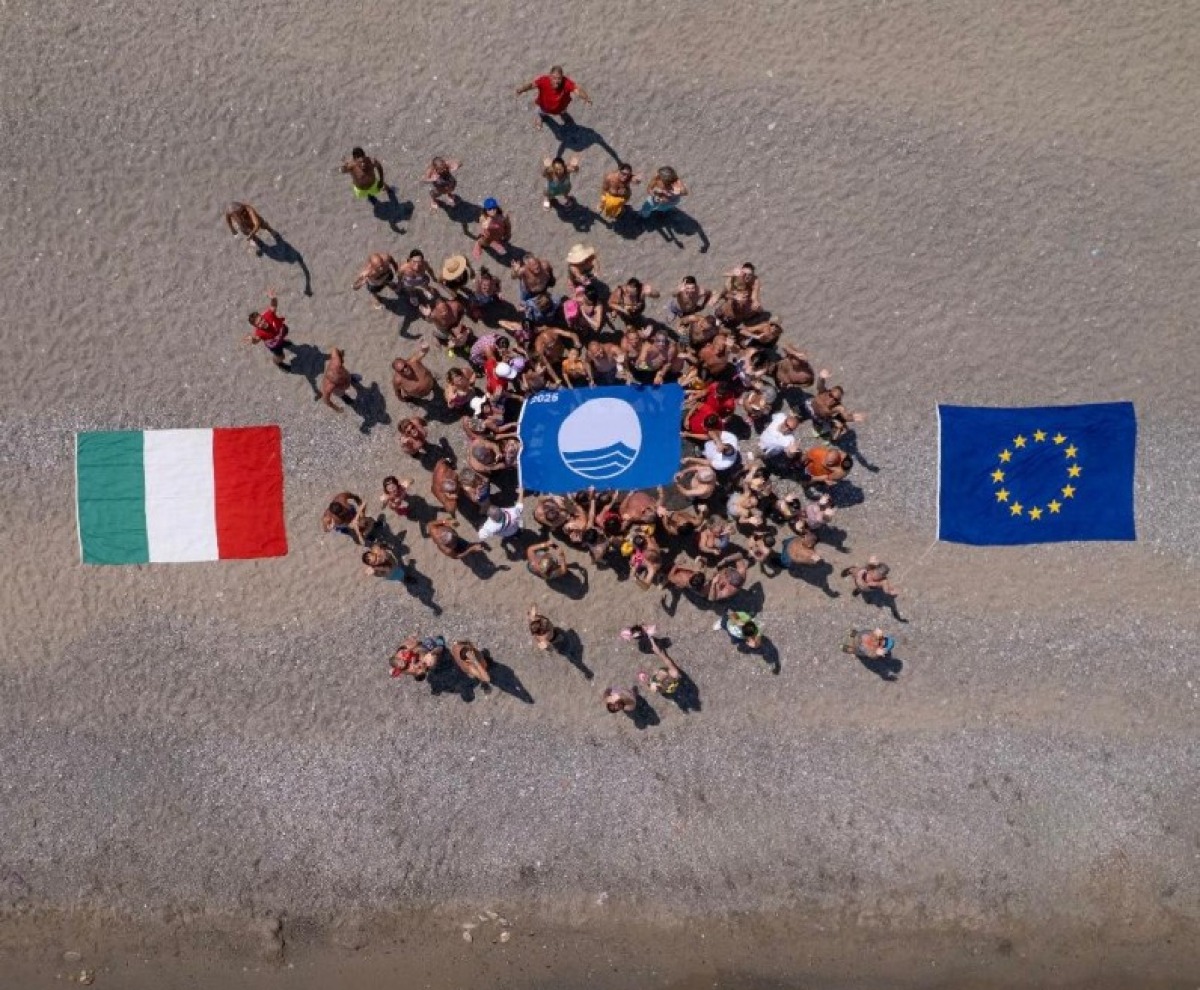 Cariati dà il via alla stagione estiva 2025 con la "Notte Bianca LungoilMare" e celebra la Bandiera Blu - 