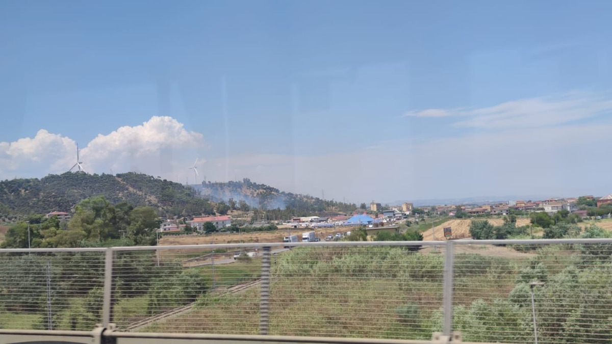 Crotone - Incendio sulle colline di Passovecchio: fiamme a poche centinaia di metri dal circo - 
