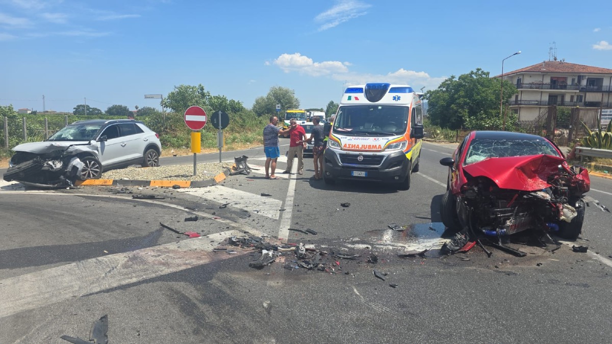 Incidente sulla Statale 106: due feriti, traffico bloccato in entrambe le direzioni - 