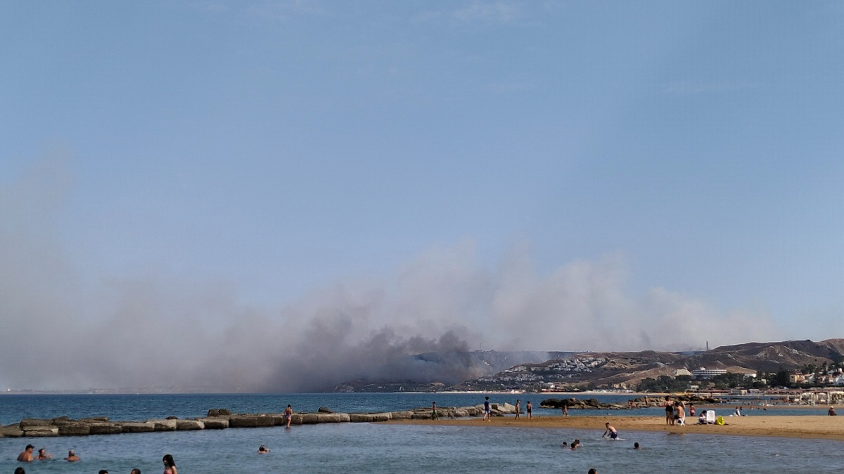 Crotone - Un altro incendio, il fumo visibile dalla costa - 