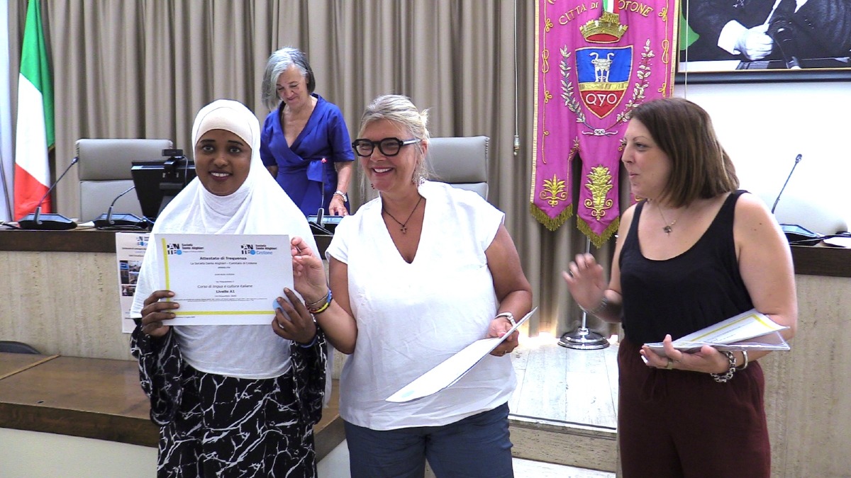 (VIDEO) Modello Crotone: la Dante Alighieri chiude i corsi di italiano, esempio di integrazione viva - 