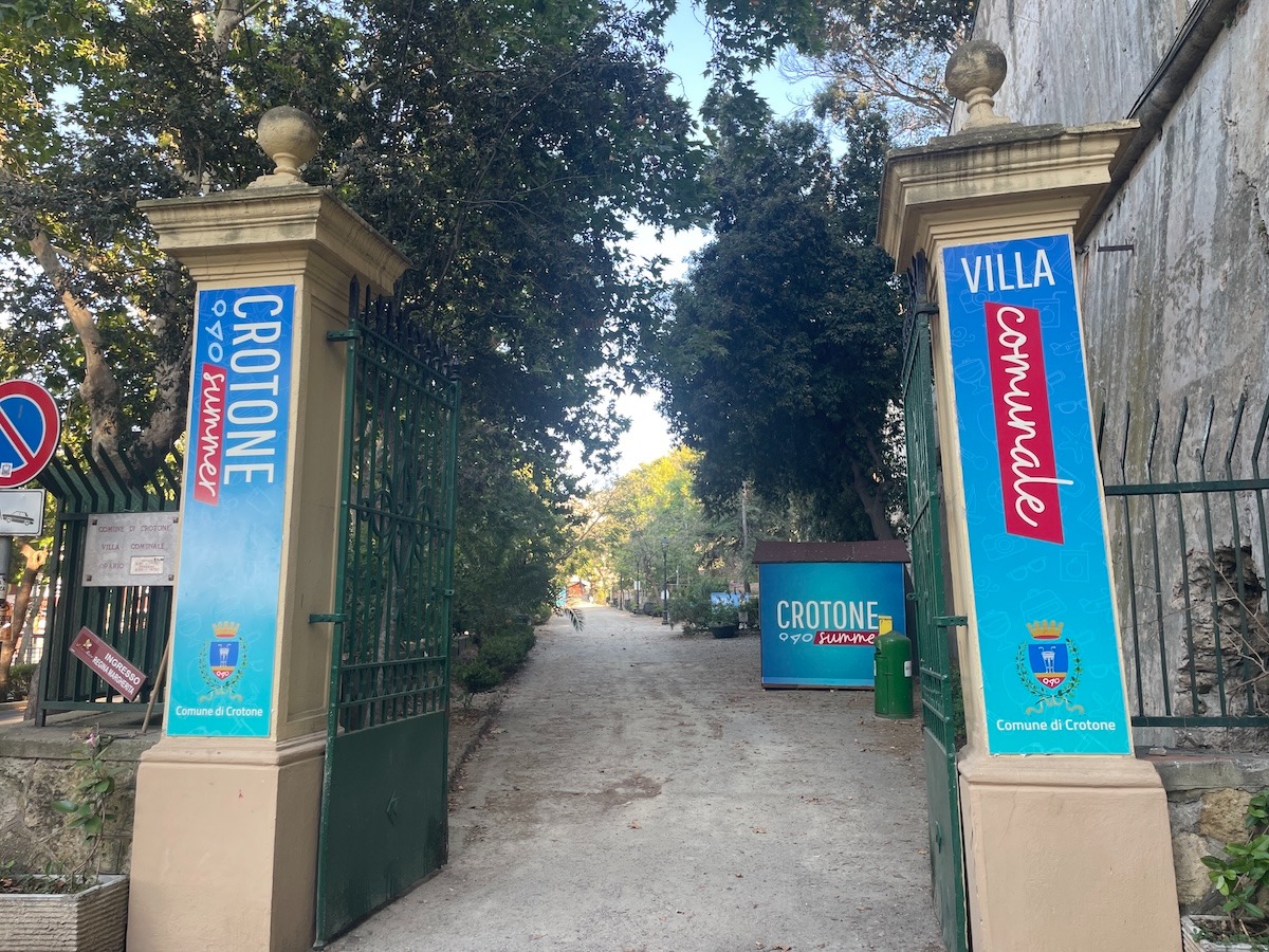 La Villa Comunale di Crotone ritorna protagonista: l'anfiteatro rinnovato accoglie la stagione estiva - 