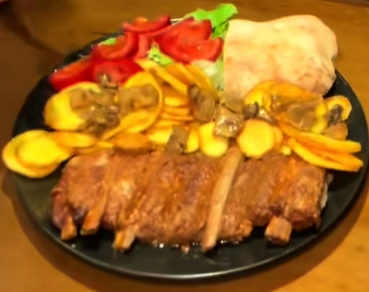 Le Vie del Gusto - Deliziose costine con patate e funghi - 