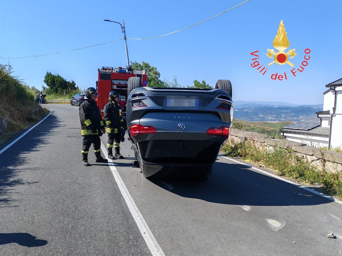 Come in un film: auto perde il controllo e si ribalta, ferito il conducente - 