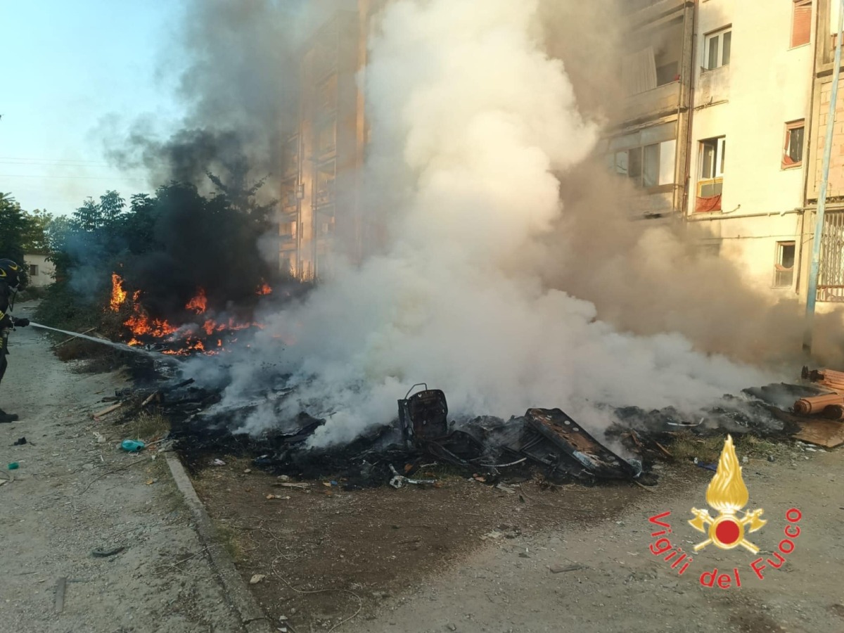 Fiamme avvolgono un automezzo da cantiere: intervento dei Vigili del Fuoco - 
