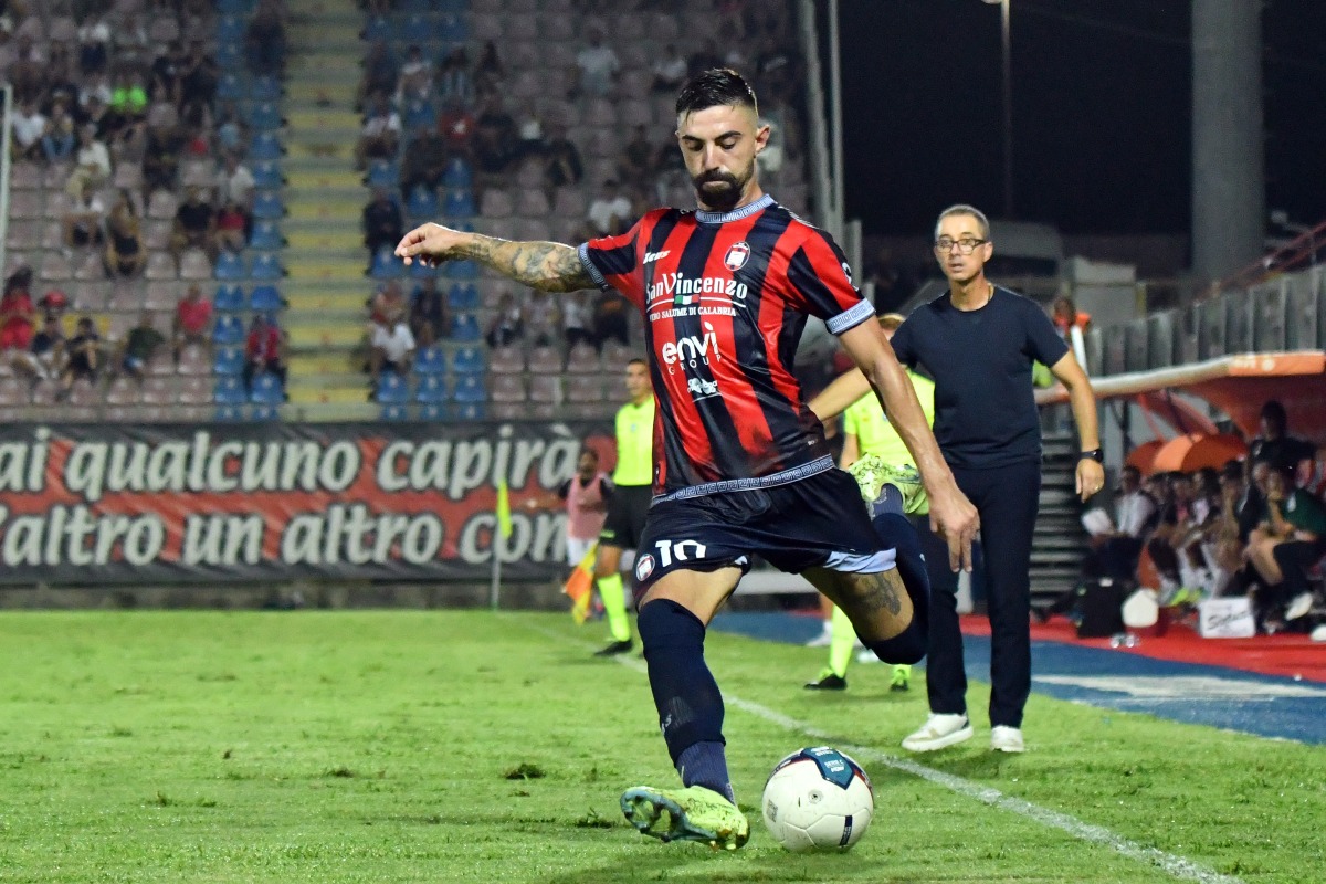 Calciomercato | Crotone, Vitale cambia maglia: due anni di contratto con il Vicenza - 