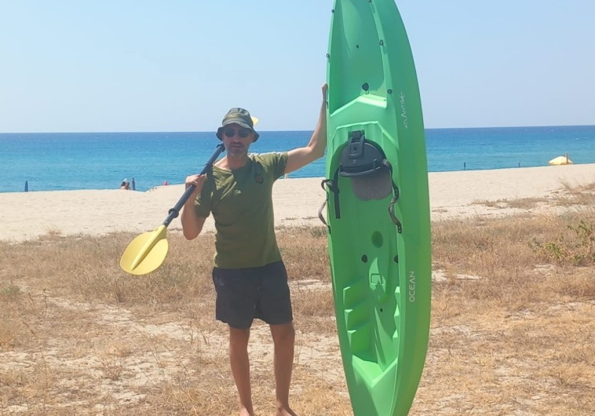 Sellia Marina - Crotone, la traversata in kayak dell’avvocato Benito Apollo in sostegno della Palestina - 