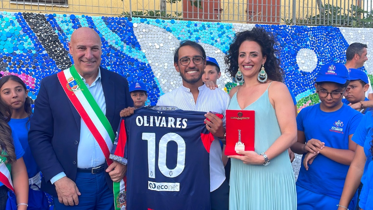 Dai Cuori al murale: i bambini di Crotone incollano speranza e colori - 