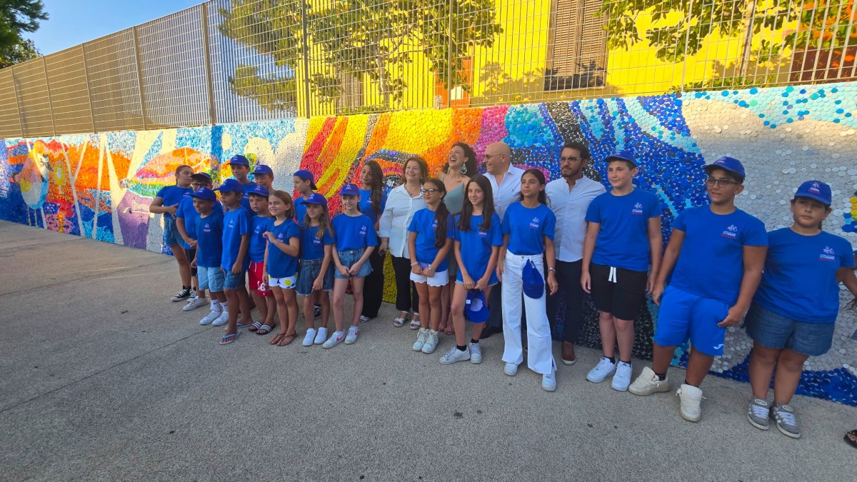 (VIDEO) Crotone, 80 mila tappi e un murale di speranza: Olivares e i bambini uniti per l’ambiente - 