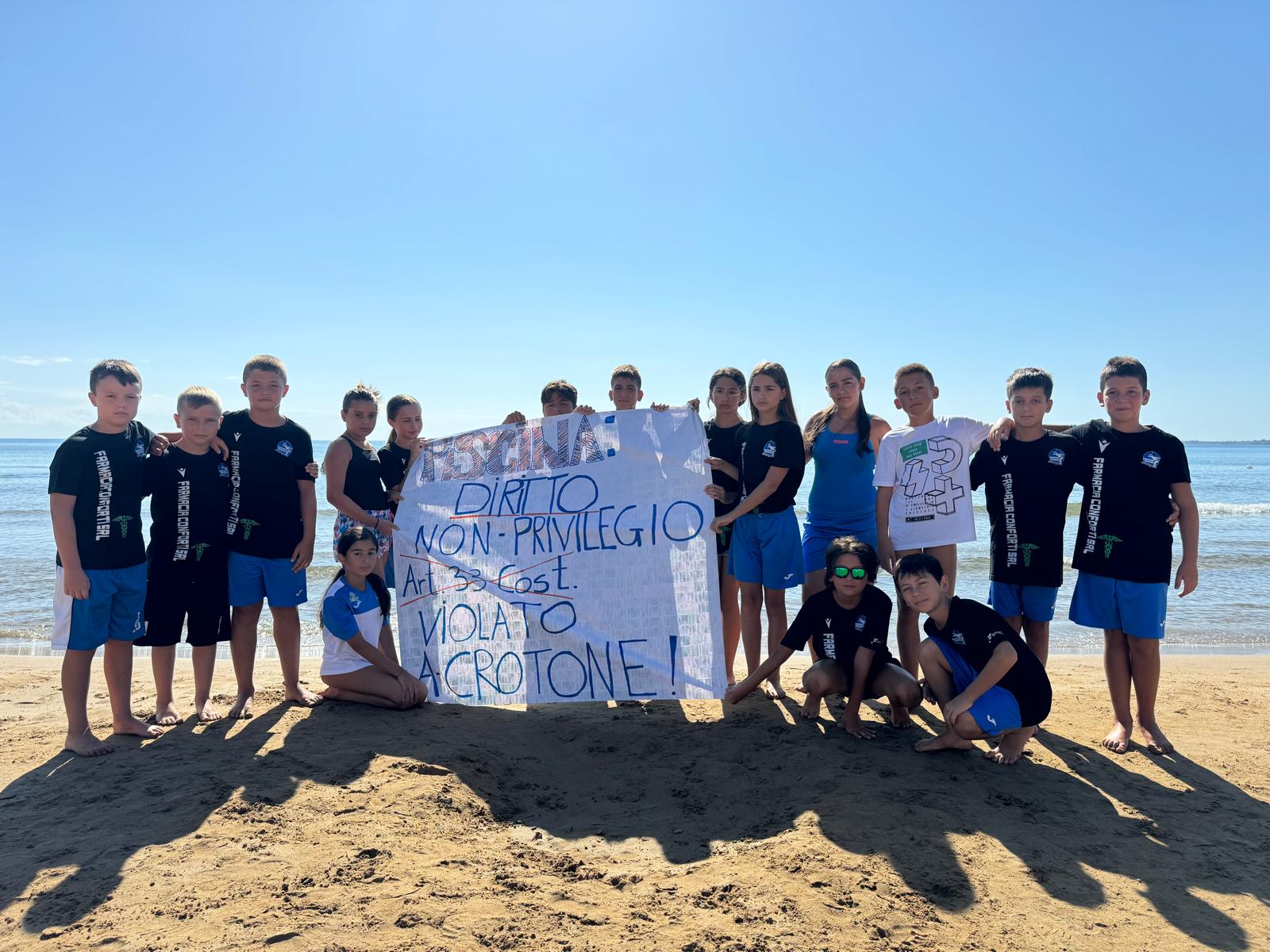 Crotone - Con uno striscione e determinazione, così i ragazzi della Kroton Nuoto difendono il loro sogno e il diritto allo sport - 