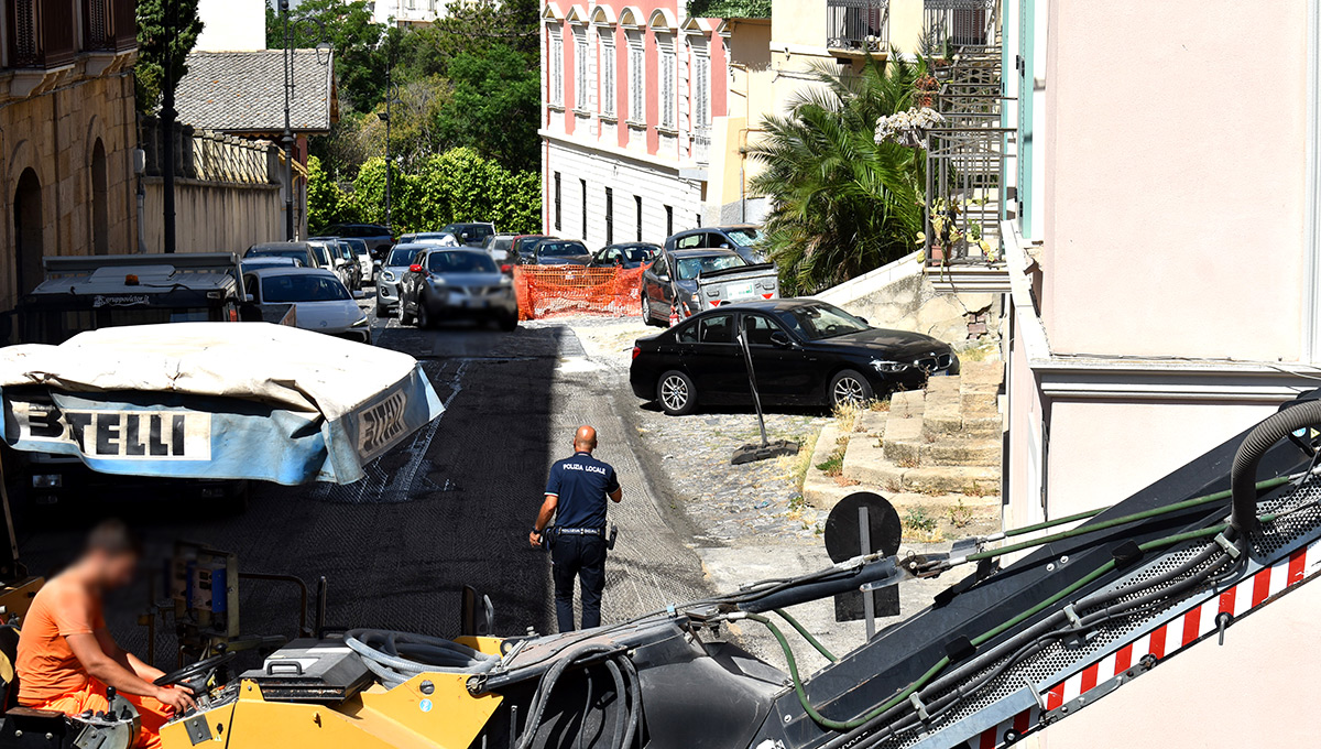 (Foto) Crotone - Centro storico in tilt per i lavori di bitumazione, traffico paralizzato e cittadini nel caos - 