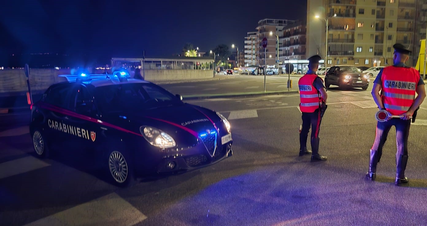 Sicurezza nella movida: blitz dei Carabinieri a Catanzaro Lido, 2 denunce e oltre 1.200 euro di multe - 