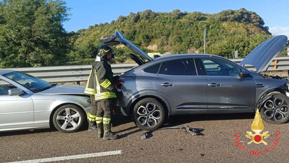 Catanzaro - Incidente sulla SS 280: quattro auto coinvolte, intervento dei Vigili del Fuoco - 