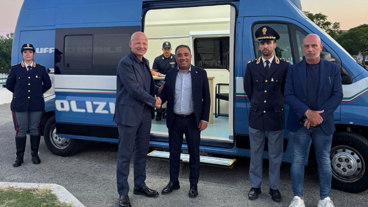 Cirò Marina, estate sicura con l'Ufficio Mobile della Polizia di Stato - 