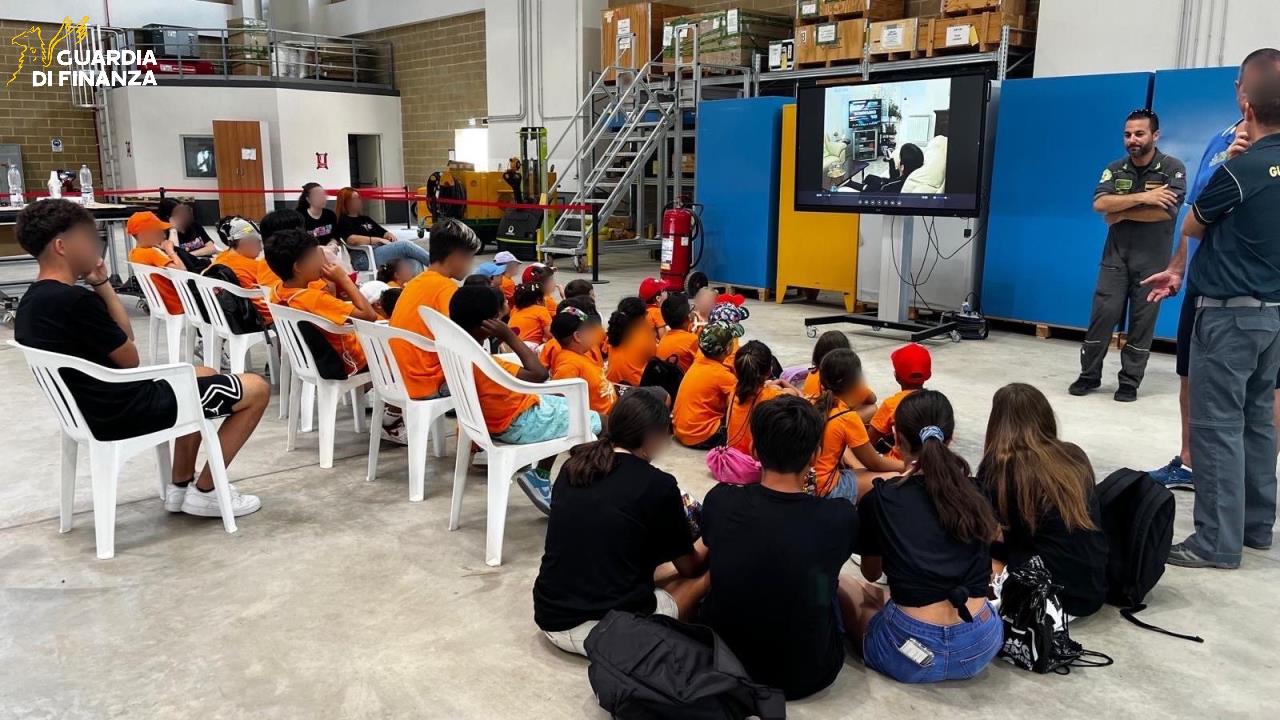 Lamezia Terme - La Guardia di Finanza apre le porte ai bambini  - 