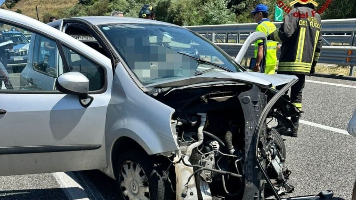 Incidente sull’A2 tra San Mango e Falerna: donna ferita dopo scontro tra auto e tir - 