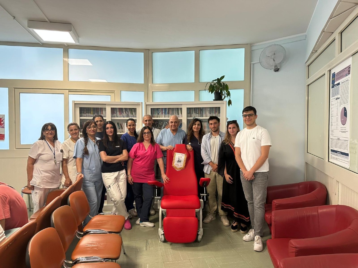 Il Rotaract Crotone al fianco dei pazienti oncologici con una nuova donazione - 