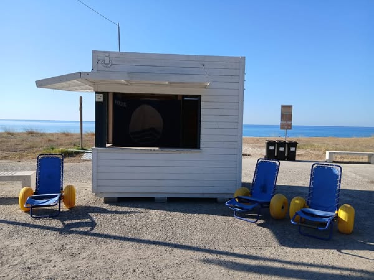 Sellia Marina: completata la distribuzione delle Sedie Job per un accesso inclusivo alla spiaggia - 