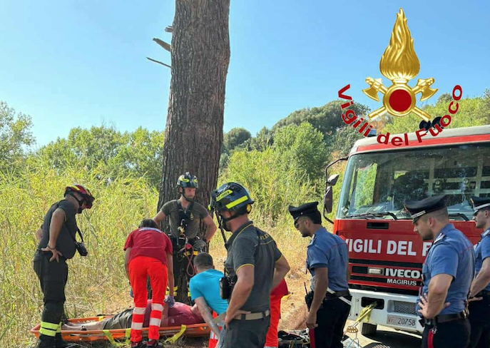 Uomo cade in un dirupo, salvato dai Vigili del Fuoco - 