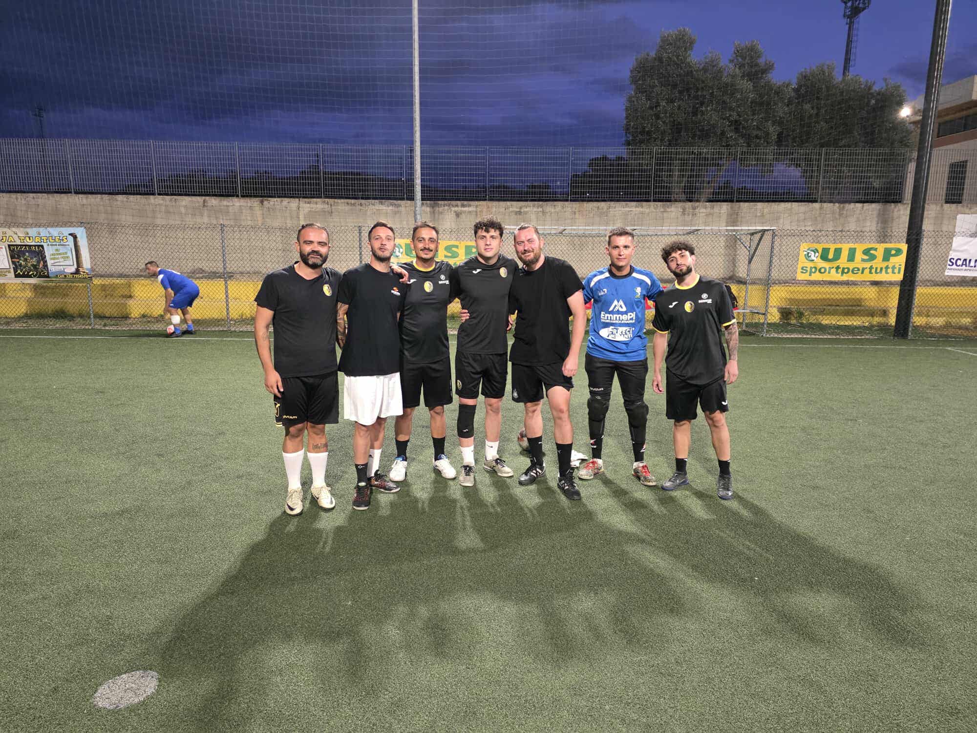 (Foto) Gli Strangles alzano la coppa del torneo di futsal Asd Dinamica Città di Crotone - 