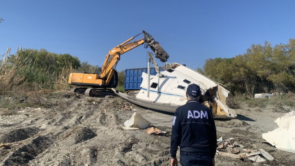 Sellia Marina: rimossa la barca dei migranti spiaggiata a Rivachiara - 