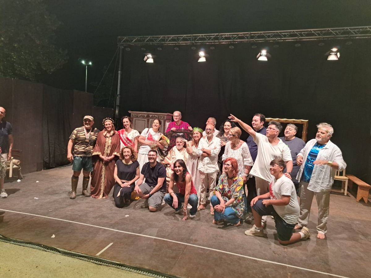 Satira, solidarietà e un sold out straordinario: "Torna Pitagora" di nuovo in scena a Crotone - 