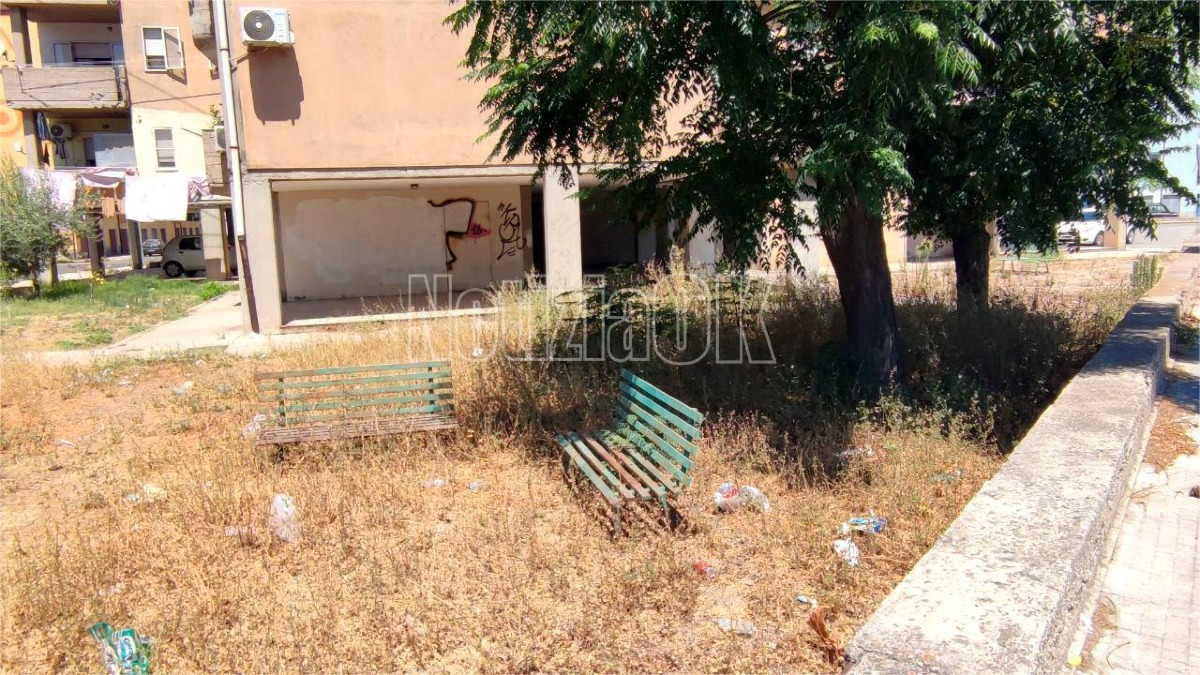Nei Quartieri di Crotone - Panchine immerse nel verde tra degrado e desolazione - 