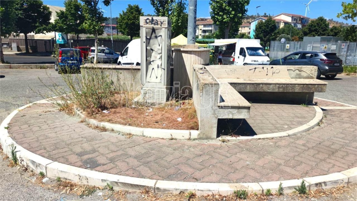  Nei quartieri di Crotone - Arredamenti impresentabili in centro città - 