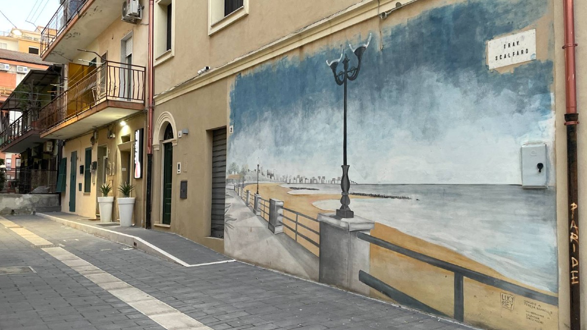 Tra i murales di Crotone: il dipinto di Lucy Mey colora Traversa Scalfaro a Crotone - 