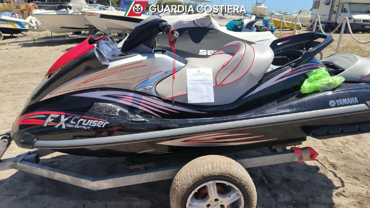 Controlli in mare e a terra: Capitaneria di Porto di Crotone sequestra due moto d'acqua e multa stabilimenti balneari per oltre 10.000 Euro -