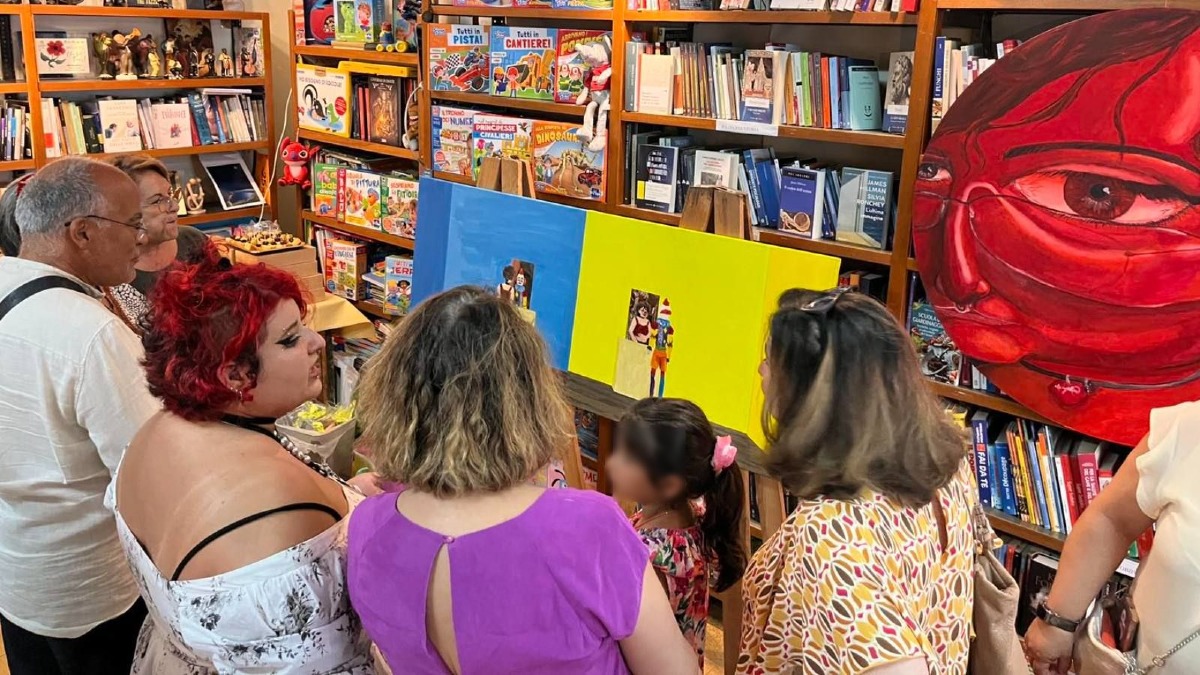 Crotone - Tra libri e colori: il debutto pittorico di Marychael alla Libreria Cerrelli - 