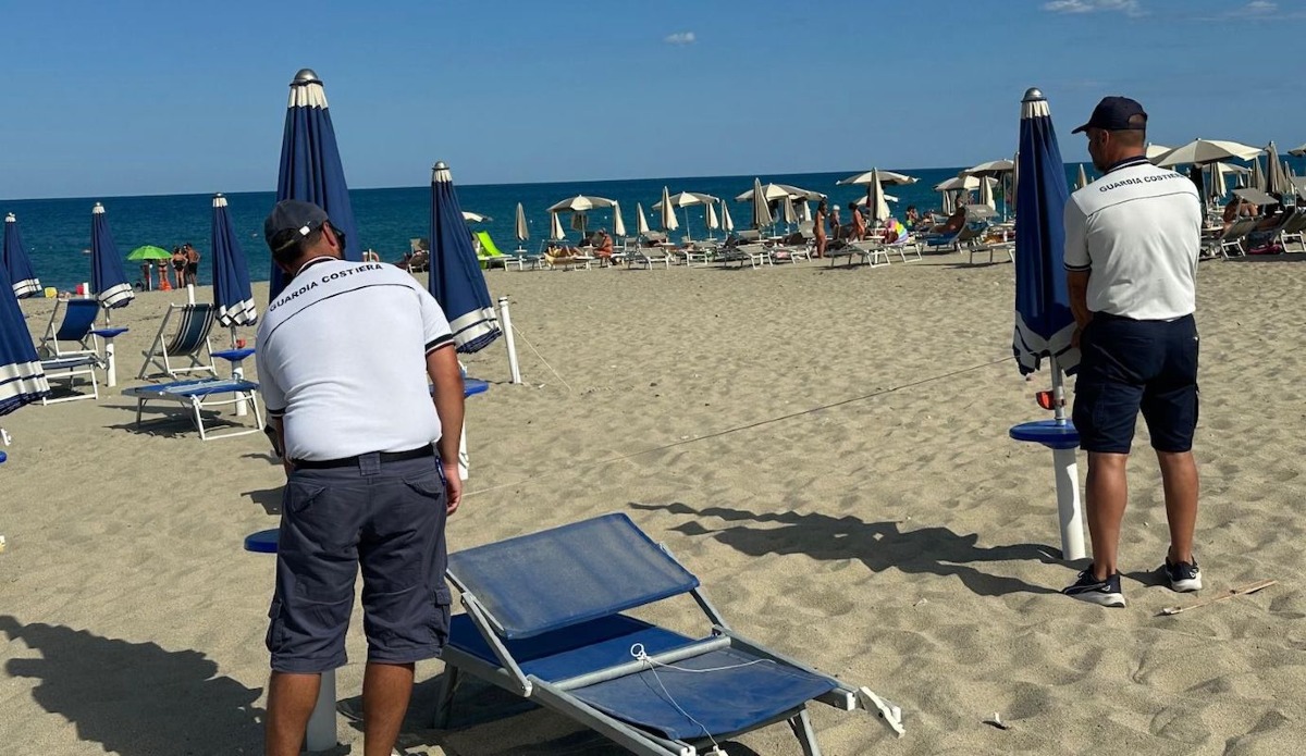 Controlli agli stabilimenti balneari: sanzioni e denunce per occupazioni illegittime sul litorale crotonese -