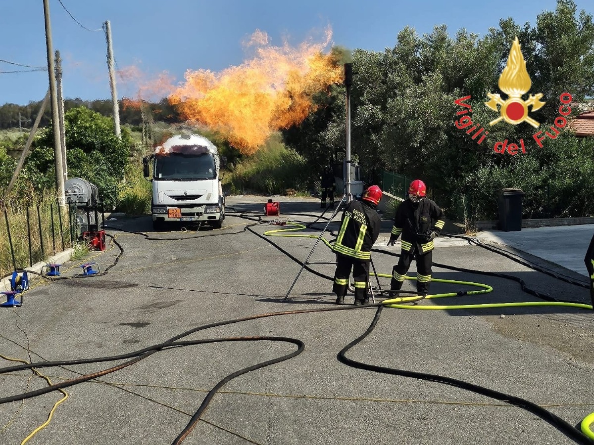 Catanzaro, autocisterna perde GPL sulla S.S. 106: intervento in corso dei Vigili del Fuoco - 