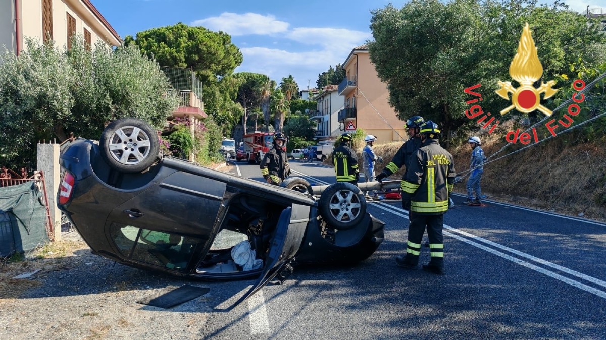 Stalettì, incidente stradale sulla S.S. 106: auto si ribalta, intervento dei Vigili del Fuoco - 