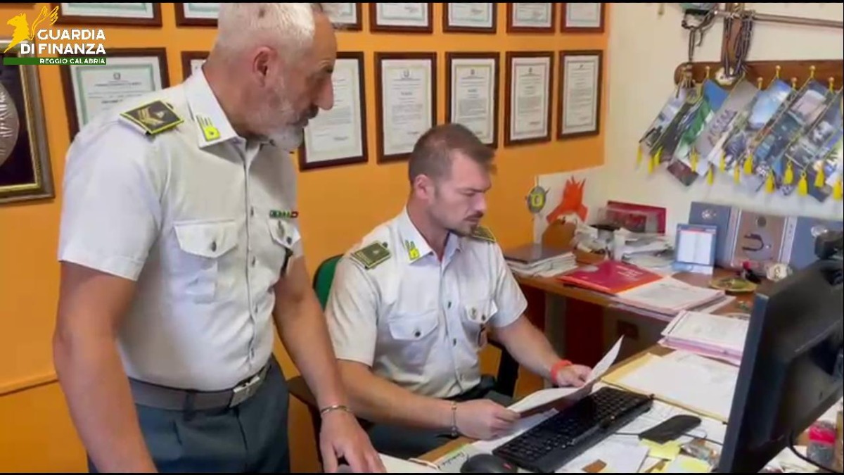 Sequestrata tabaccheria a Palmi: indagini rivelano fittizia intestazione per riciclaggio di denaro - 
