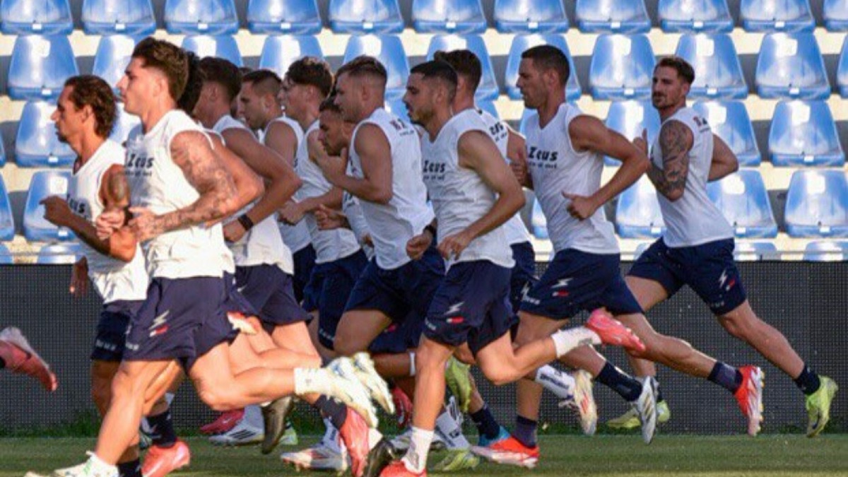 Crotone Calcio | Al via la stagione 2025/26: Longo dirige il primo allenamento - 
