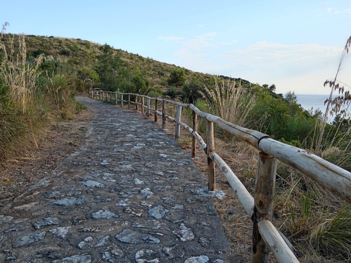 Italia Nostra - Sezione Alto Tirreno Cosentino evidenzia i divieti sul sentiero panoramico di San Nicola Arcella - 