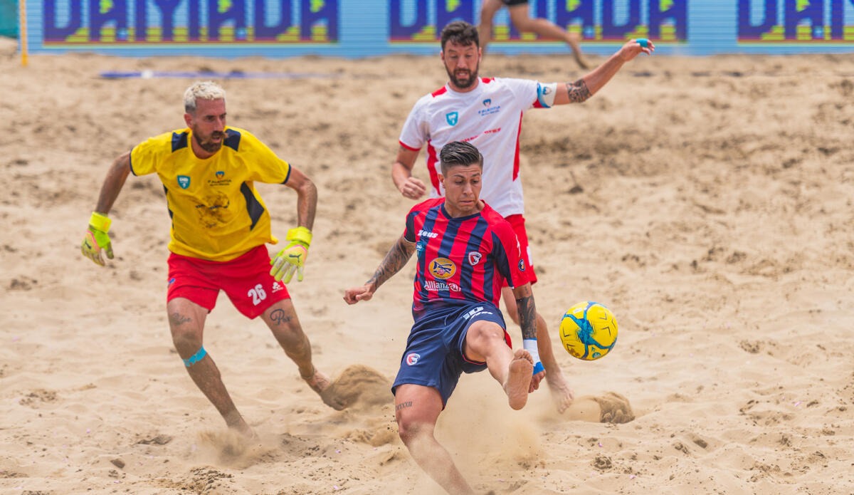Beach Soccer - La Sakro Crotone a caccia della salvezza nelle sfide contro Naxos e Terracina - 