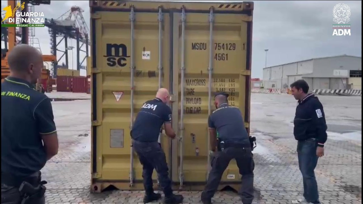 (VIDEO) Maxi sequestro di marijuana a Gioia Tauro: fermati 1.220 chilogrammi di droga - 