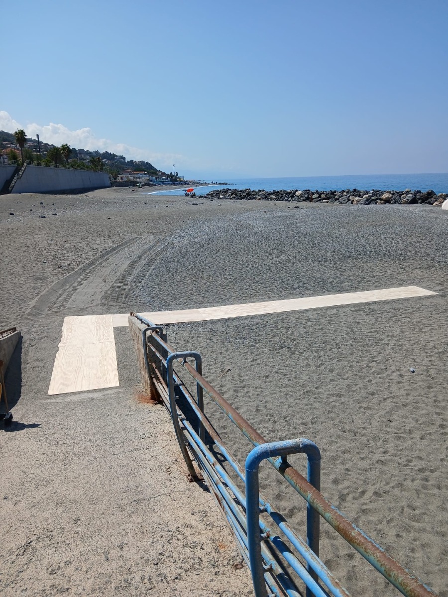 Acquappesa, installate le passerelle per l’accesso al mare alle persone con disabilità - 