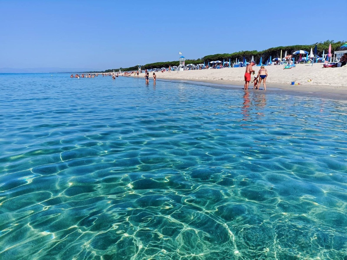 Botricello, qualità del mare certificata come eccellente: i risultati delle analisi premiano il lavoro sulla depurazione - 