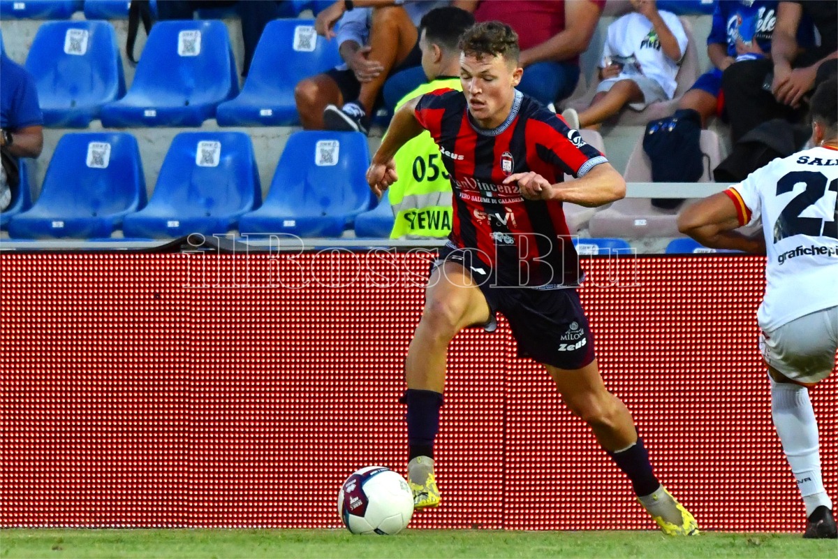 Calciomercato | Crotone, ceduto Oviszach all'Ascoli: salutano Chiarella e Kolaj - 