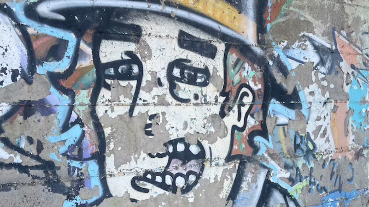 Tra i murales di Crotone: il volto sbiadito di Rino Gaetano e la memoria che resiste - 