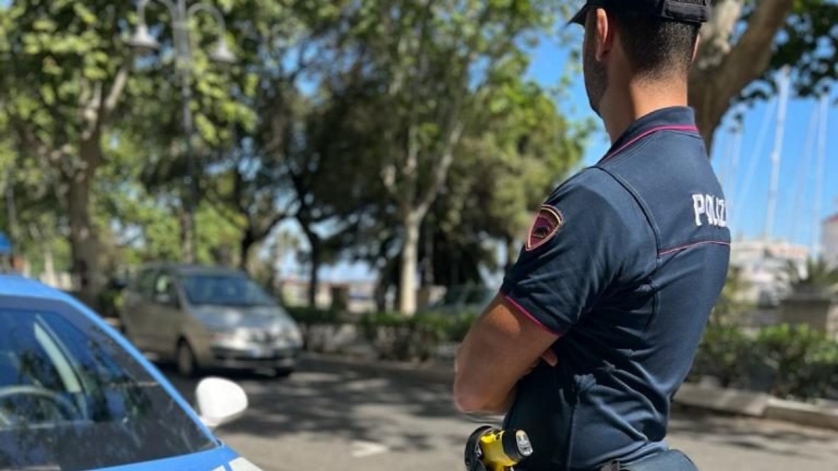 Crotone - Il braccialetto elettronico segnala la presenza dell’uomo: la Polizia interviene e lo blocca -